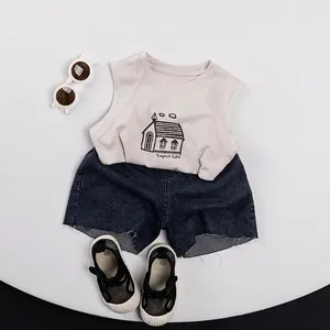 Tenue d'été pour enfants avec t-shirt beige sans manches et short en jean foncé usé