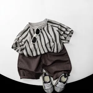 Gestreiftes Kinder-Baumwoll-T-Shirt mit braunen Shorts und Segeltuchschuhen im Set