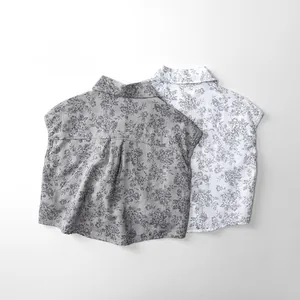 Détail de deux chemises sans manches pour garçons avec imprimé floral en gris et blanc