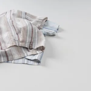 Vue détaillée de la texture du tissu et des rayures verticales du t-shirt en coton