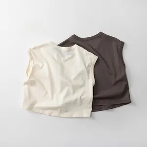 Débardeurs en coton doux pour enfants en couleurs crème et café foncé à plat