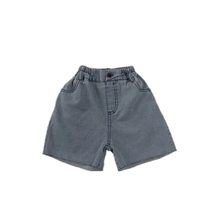 Short en jean gris foncé pour enfant avec taille haute élastique et ourlet effiloché