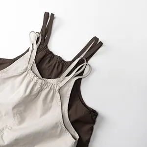 Détails des bretelles en mélange coton-lin et texture plissée de l'encolure