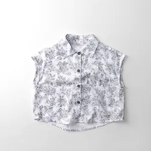Détail de la chemise sans manches pour garçons avec imprimé floral et poche