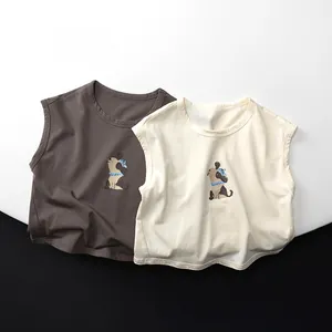 Détail de deux débardeurs pour enfants marron et beige avec broderie chiot mignonne