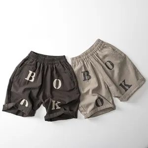 Vue détaillée du short décontracté en coton pour enfants avec imprimé lettres BOOK