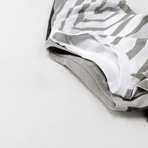 Klassisches grau-weiß gestreiftes Baumwoll-Strickshirt für Kinder mit geripptem Rundhals