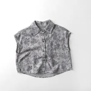 Détail de chemise sans manches pour garçons en coton et lin gris à motif floral