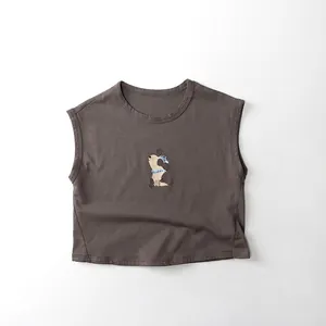 Détail du débardeur enfant gris foncé en coton avec un imprimé chiot mignon et doux