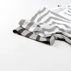 Detailansicht des grau-weiß gestreiften Baumwollstoffs für Kinder Kurzarm-T-Shirts