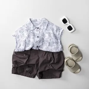 Ensemble d'été pour garçons avec chemise à fleurs et short gris à cordon de serrage