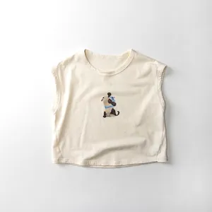 Détail du débardeur enfant en tricot de coton crème avec imprimé graphique chiot