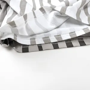 Detail eines grau gestreiften Baumwoll-T-Shirts mit Doppelnahtsaum und weicher Textur