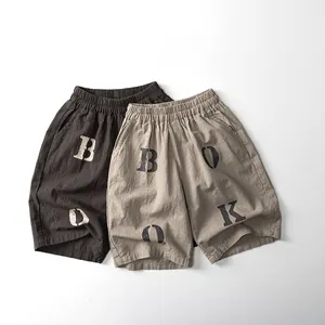 Détail de shorts décontractés en coton pour enfants avec taille élastique et imprimé BOOK en gris