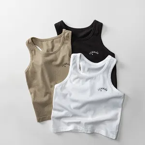 Dettaglio di tre canotte estive in cotone a coste nei colori nero, bianco e kaki