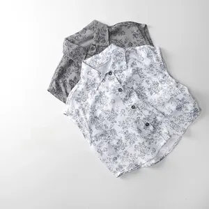 Détail à plat de chemises sans manches imprimées en tissu respirant gris et blanc
