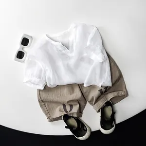 Ensemble d'été enfant en coton et lin avec haut blanc col V et short kaki imprimé