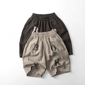 Détail de short en coton pour enfants avec taille élastique et imprimé de lettres