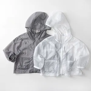 Détails de vestes légères à capuche avec protection solaire et poignets élastiques