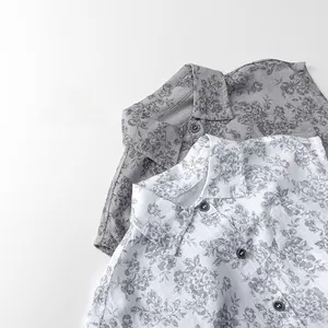 Détail de chemises fleuries pour garçons avec texture lin-coton et boutons noirs