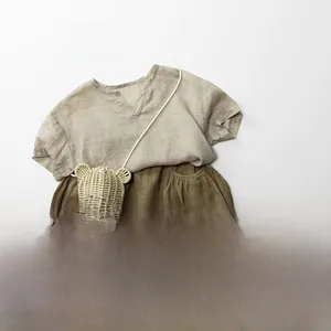 Ensemble t-shirt en lin et bloomer pour enfant avec sac ours et sandales beige