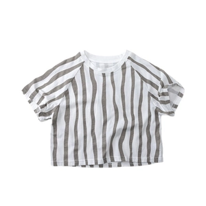 Kurzärmeliges Kinder-T-Shirt aus Baumwolle mit grau-weißen vertikalen Streifen auf Weiß