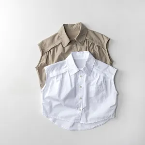 Plat de chemises en coton sans manches blanc et kaki montrant la texture et les poches