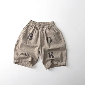 Détail du short décontracté en coton kaki avec taille élastique et imprimé BOOK