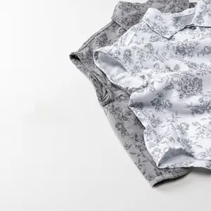 Détail de chemises sans manches pour garçons en coton-lin texturé avec motifs imprimés fins