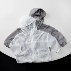 Détail de vestes de protection solaire légères pour enfants avec capuches et doubles poches