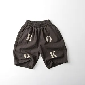 Vue détaillée du pantalon en coton et lin pour enfants avec taille élastique et motif BOOK