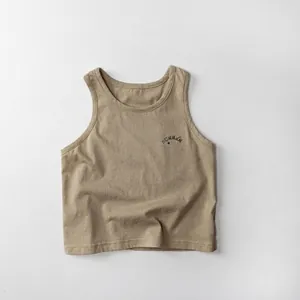 Dettaglio del gilet in cotone a coste color kaki per bambini con scritta Summer