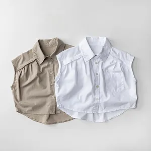 Détail à plat de chemises sans manches en coton pour enfants avec col à revers