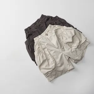 Détail du short cargo en coton avec taille élastique et grandes poches utilitaires en relief