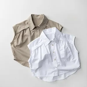 Détail de chemises sans manches en coton pour enfants en blanc et kaki avec col à revers