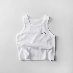 Dettaglio della canotta in cotone bianco per bambini con stampa SUMMER e maglia morbida
