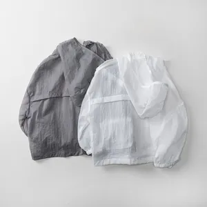 Vue à plat de vestes de protection solaire légères grises et blanches avec capuche