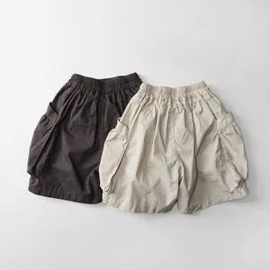Détail de short cargo enfant en coton à taille élastique avec de grandes poches latérales