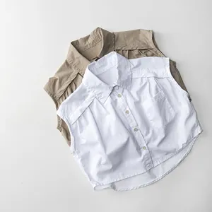 Détail de faux cols de chemise en coton blanc et beige avec boutons et poches
