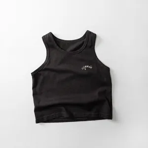 Dettaglio canotta in cotone nero con stampa SUMMER e motivo a forma di stella
