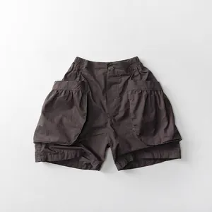 Gros plan sur un short cargo foncé avec grandes poches latérales et texture coton