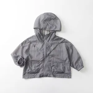 Vue détaillée d'une veste de protection solaire grise légère pour enfants avec zip