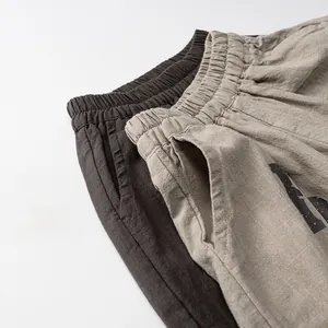 Détail de short décontracté pour enfants en coton avec taille élastiquée et imprimé