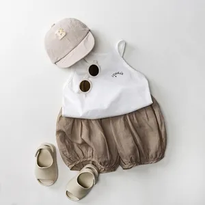 Completo estivo per bambini con canotta bianca in cotone e pantaloncini di lino beige