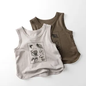 Détail de l'ensemble de gilets en coton avec motifs vintage de lune et champignons