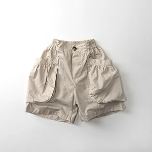 Détail du short cargo en coton pour enfants avec taille élastique et grandes poches