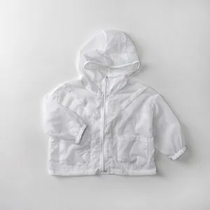 Détail d'une veste de protection solaire légère pour enfants avec capuche et fermeture éclair