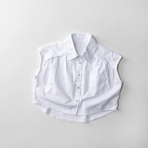 Détail d'une chemise sans manches en coton blanc avec col classique et poche sur la poitrine