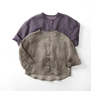 Vue détaillée de la texture en lin, boutons en bois et poche sur gilets enfants
