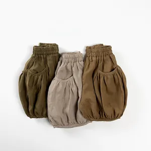 Détail de trois shorts citrouille en ramie avec taille élastique et poches